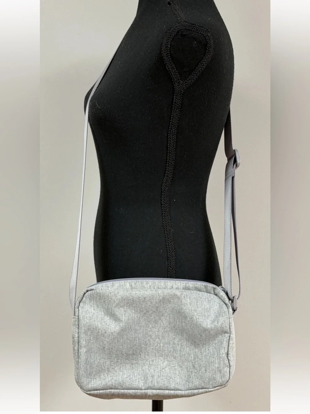 Vera Bradley Women’s Gray Adjustable Strap Multi-Compartment Crossbody Bag